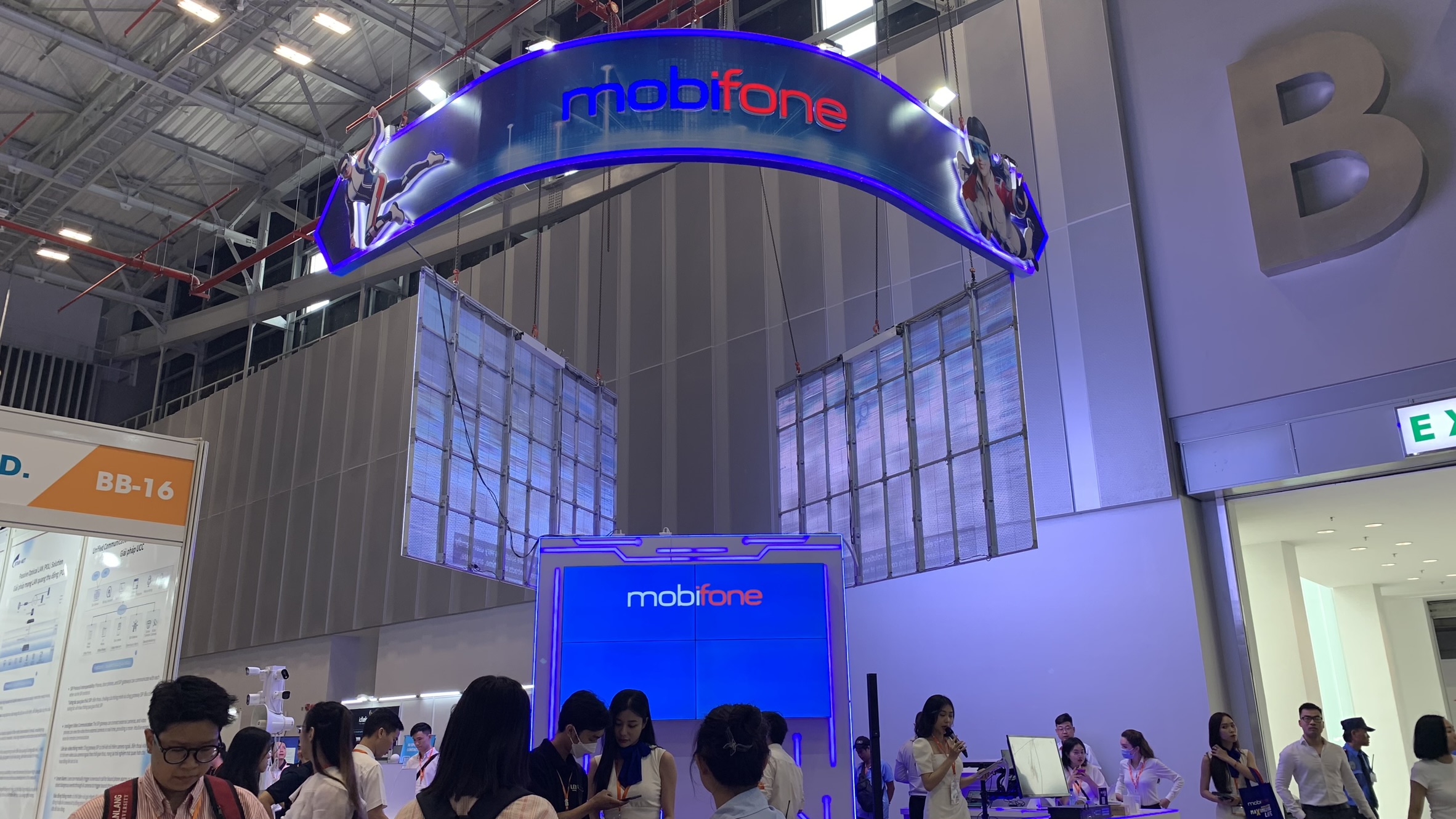 Tips for Impressing at Exhibition Booths with LUXMAGE's Transparent LED Displays