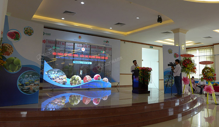 Transparent LED screens at conferences connect Tra Vinh Ministry