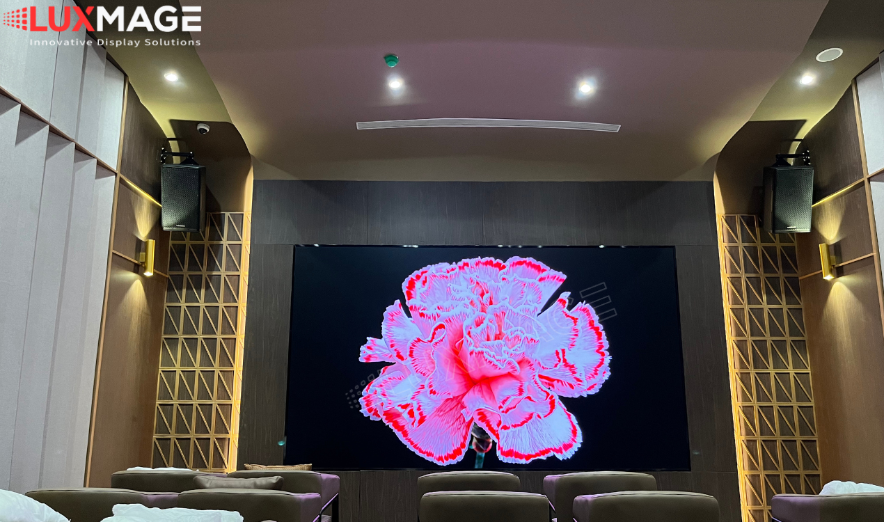 Meeting room LED screen displays sharp images
