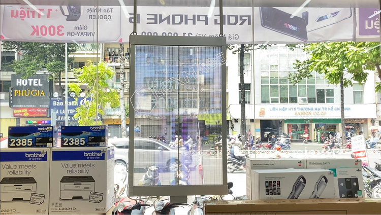 CellphoneS sử dụng poster quảng cáo LED trong suốt cho chuỗi cửa hàng trên toàn quốc