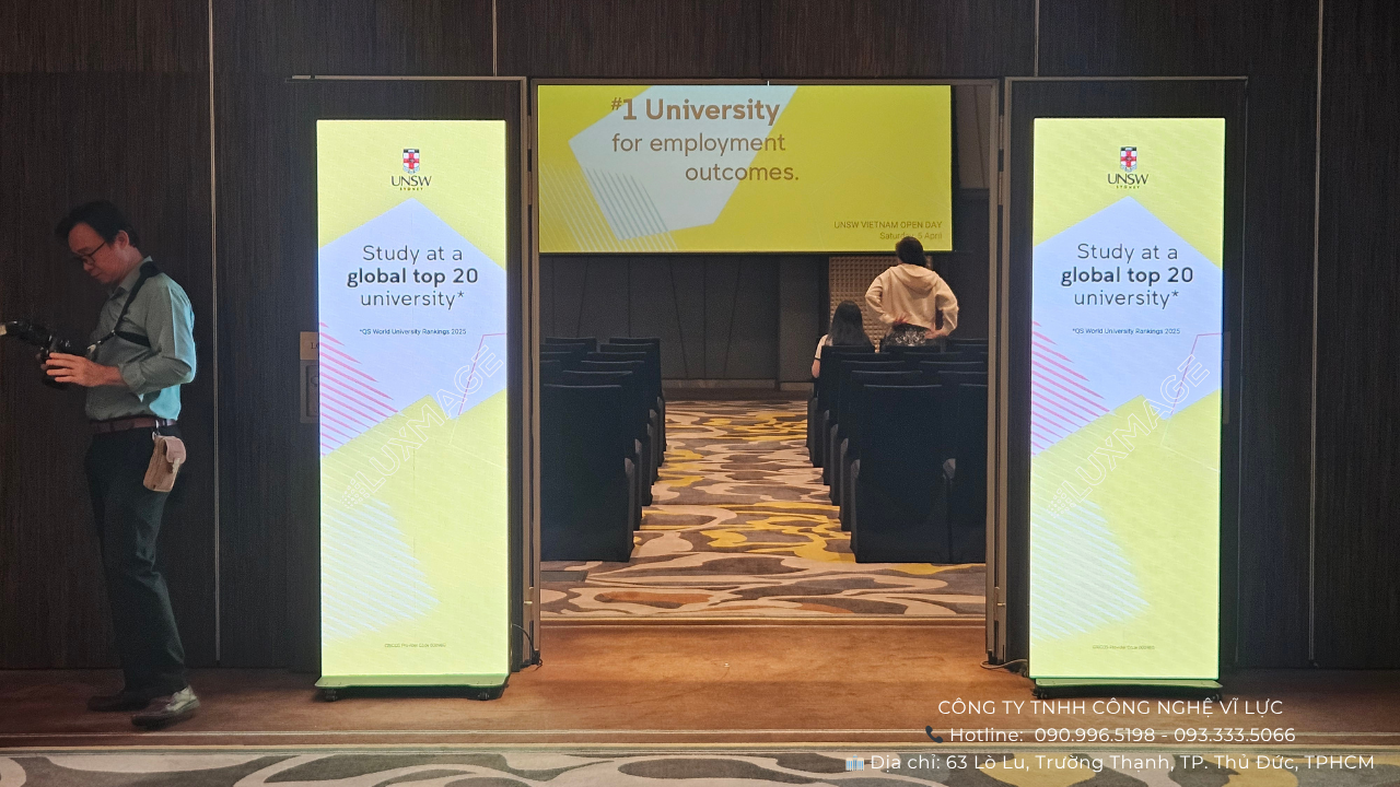 Standee LED hiển thị 79 inch tại sự kiện quảng bá thương hiệu ở TP.HCM