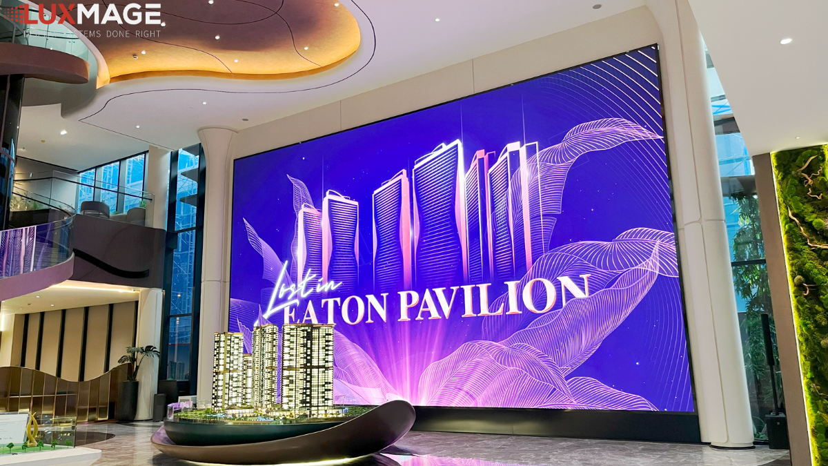 Digital showroom with a centralized and synchronized content control system.