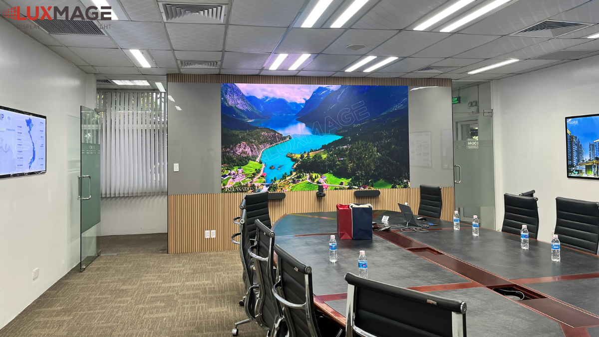 COB LED display system in the VSIP 1 meeting room, Binh Duong, centralized display center.