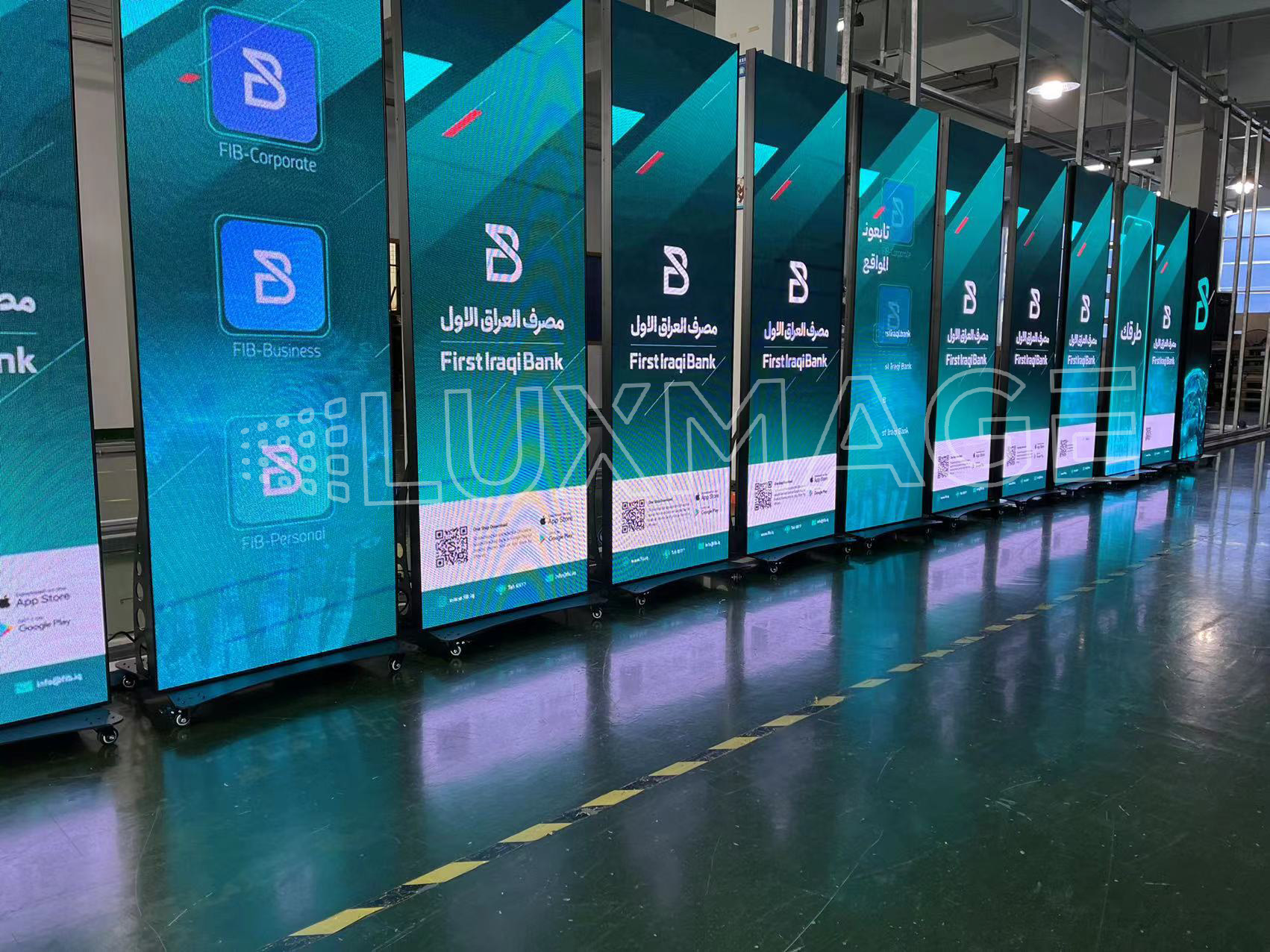 Vertical advertising machine brings rich advertising experience