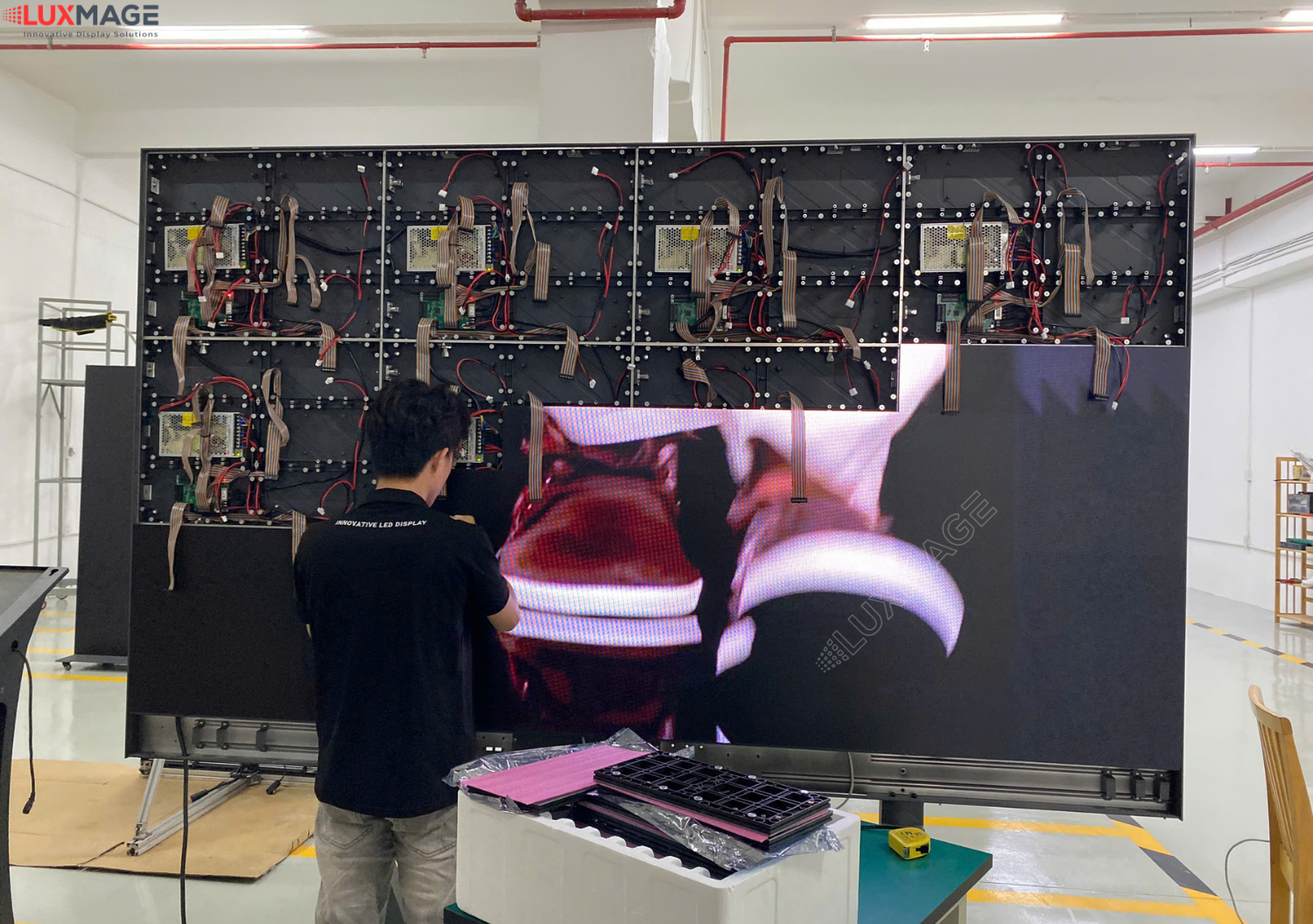 All-in-One LED screen is easy to move, suitable for exhibitions and events