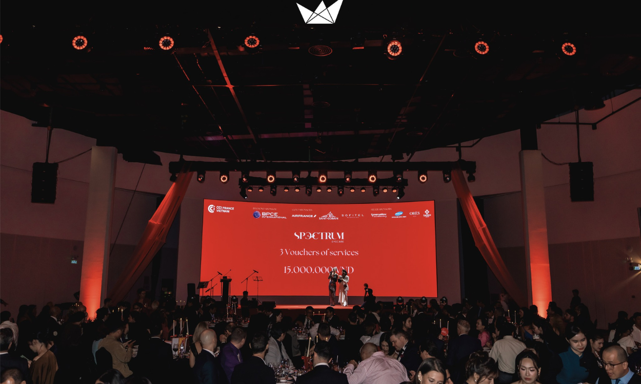 Ứng dụng màn hình LED uốn cong giúp phá vỡ giới hạn hình học trong kiến trúc trung tâm văn hóa.