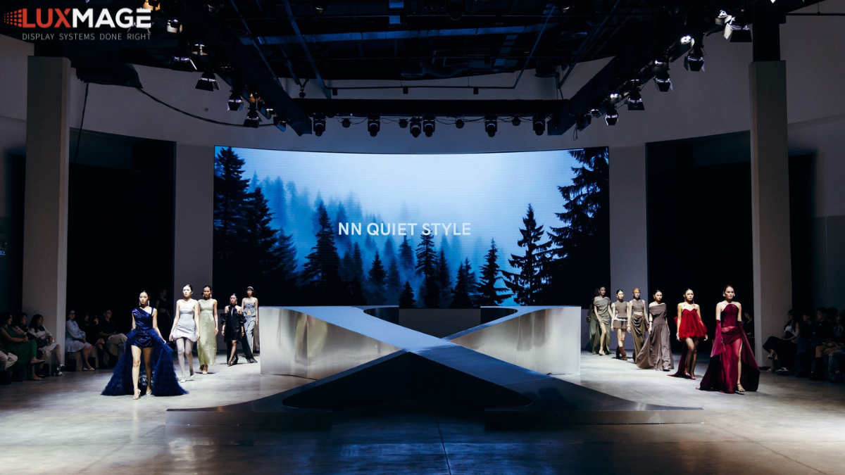 Tạo lợi thế cạnh tranh nhờ màn hình LED cong sân khấu