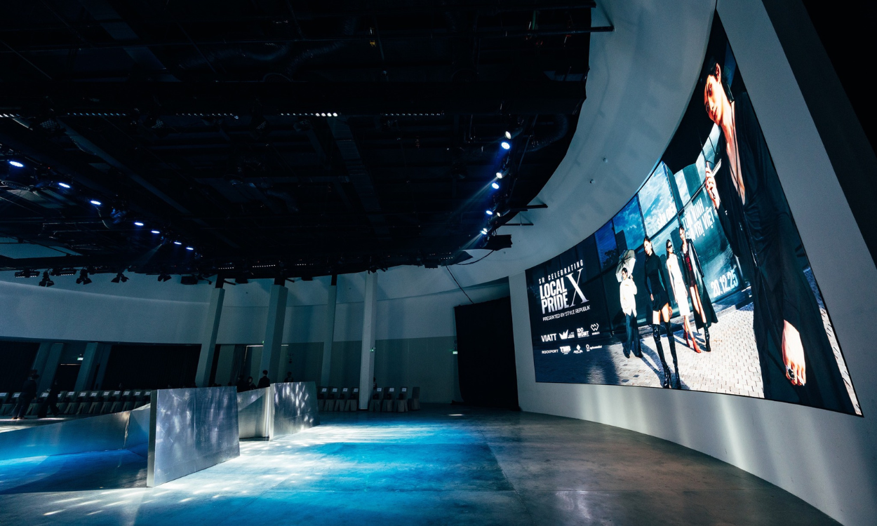 Ứng dụng màn hình LED uốn cong giúp phá vỡ giới hạn hình học trong kiến trúc trung tâm văn hóa.