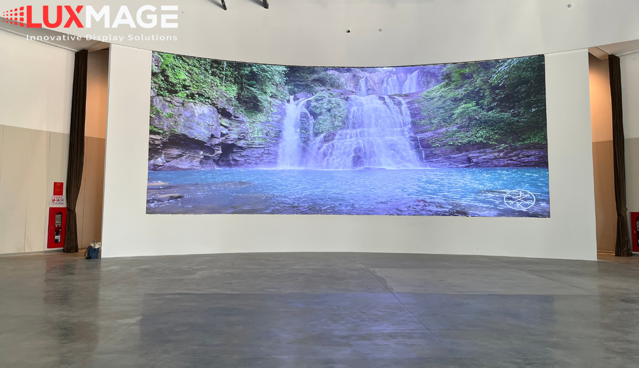 Màn hình LED cong 6K hoàn thiện tại Riverstage – thiết kế liền mạch, độ cong mềm mại.