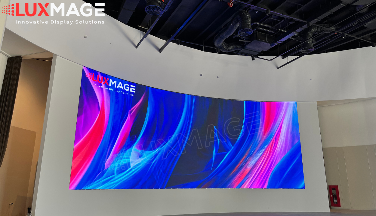 Hệ thống LED vận hành thử nghiệm với các hiệu ứng ánh sáng.