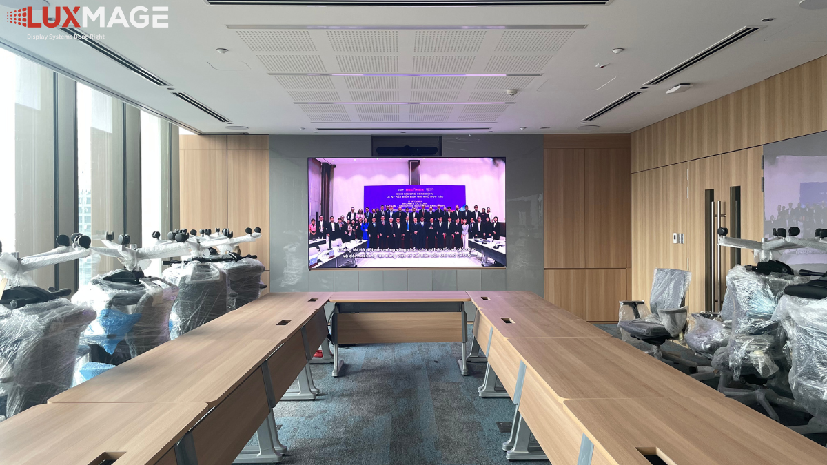 Không gian phòng họp chuyên nghiệp hơn với màn hình LED hiển thị liền mạch, rõ nét ở mọi góc nhìn.