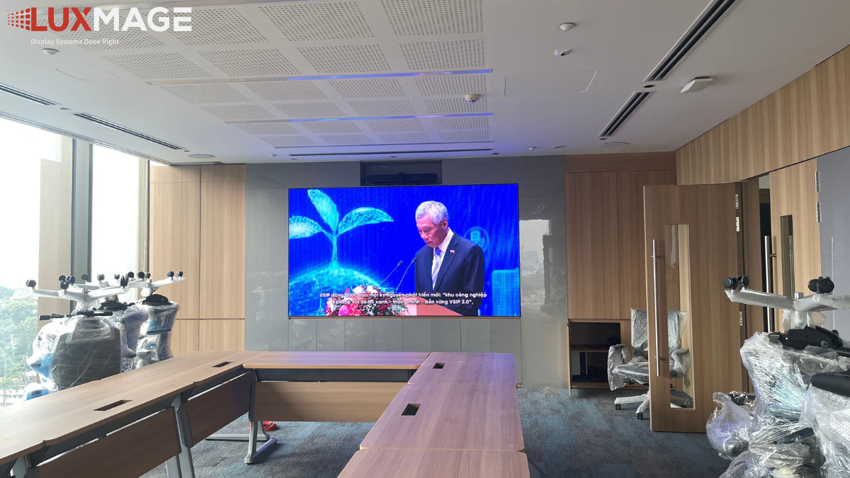 Trong các phòng họp lớn, màn hình LED giúp mọi vị trí ngồi đều quan sát rõ nội dung trình bày.