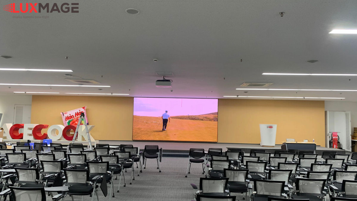 Large halls require suitable LED conference display solutions.