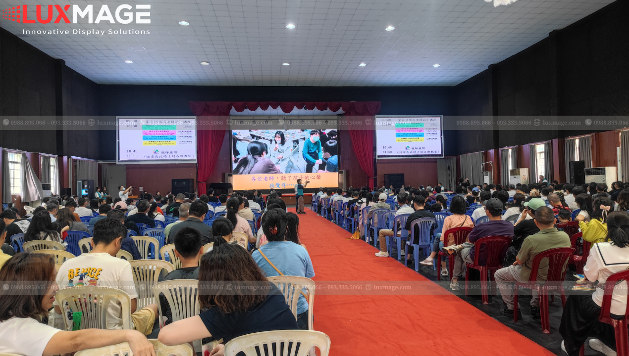 P2.5 LED screen in school hall