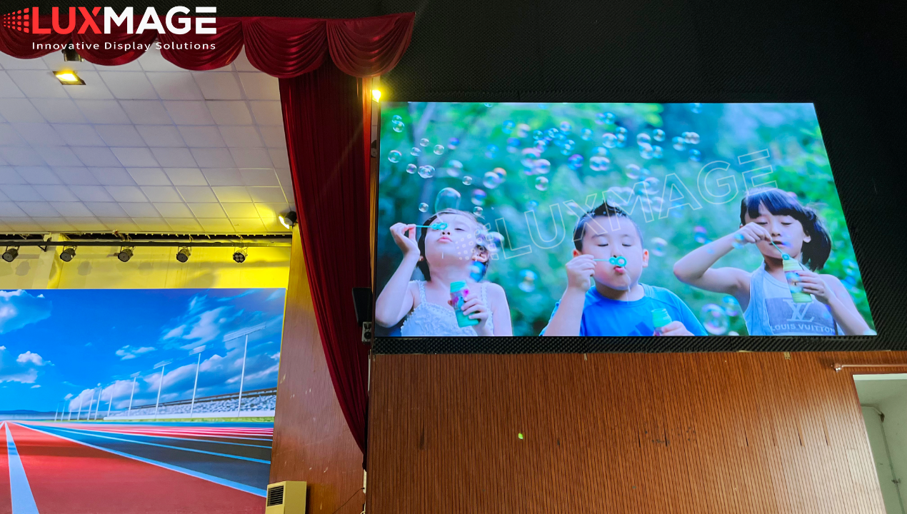 Màn hình LED hội trường Luxmage với độ sáng cao và khả năng tái tạo màu sắc sống động.