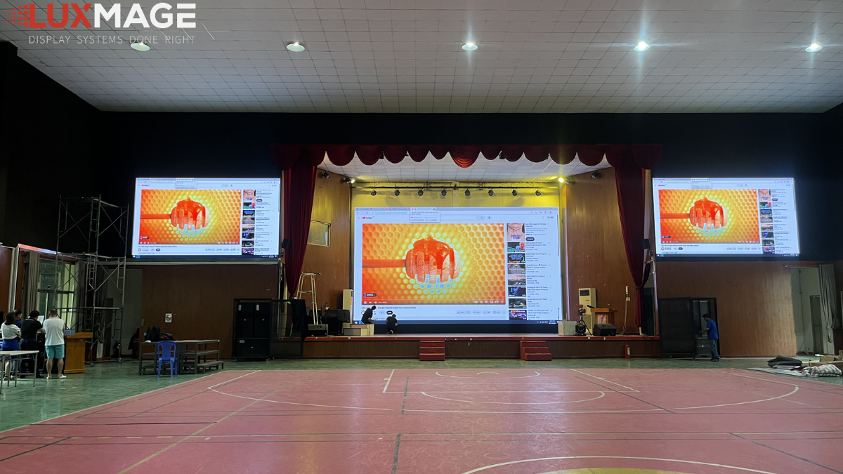 LED screens maintain sharpness when the backlight is on, while projectors experience color fading and blurry text.