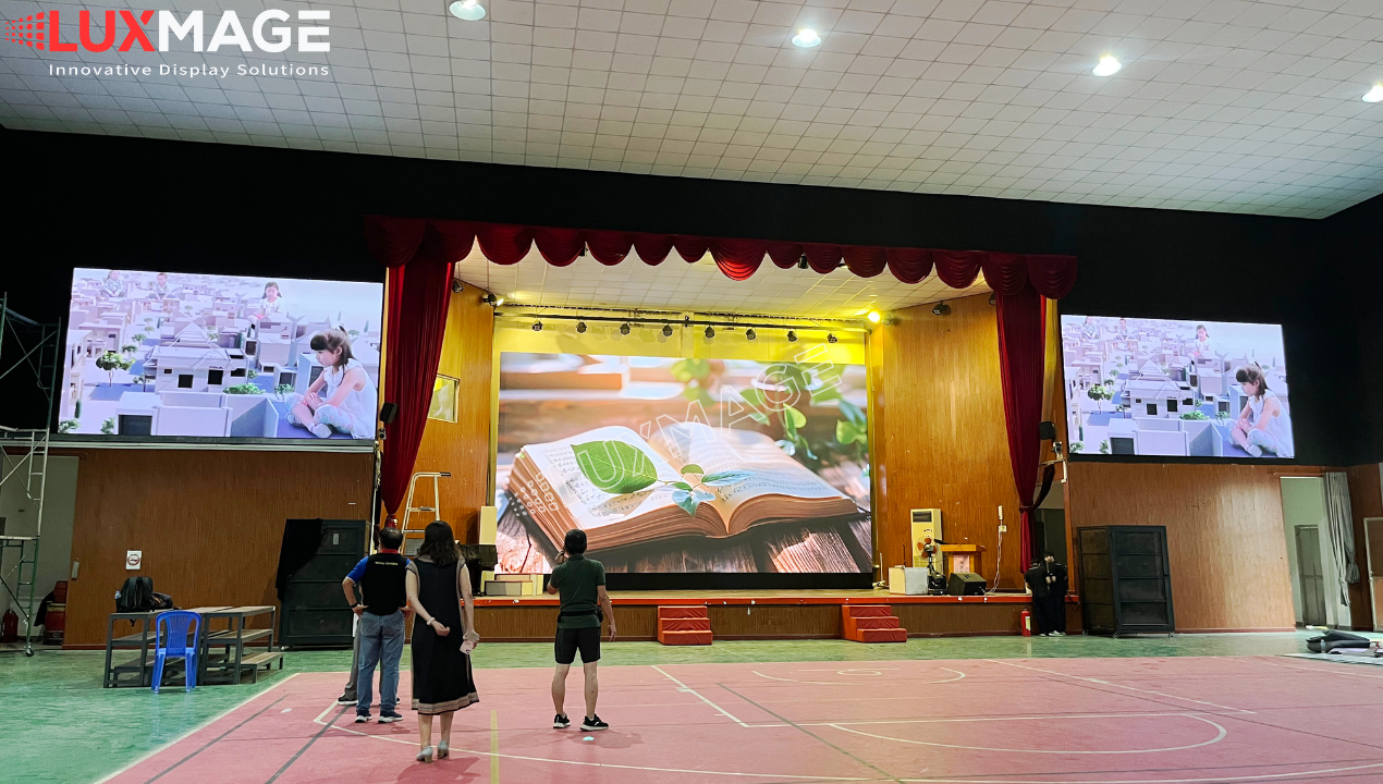 Hội trường sau khi lắp màn hình LED