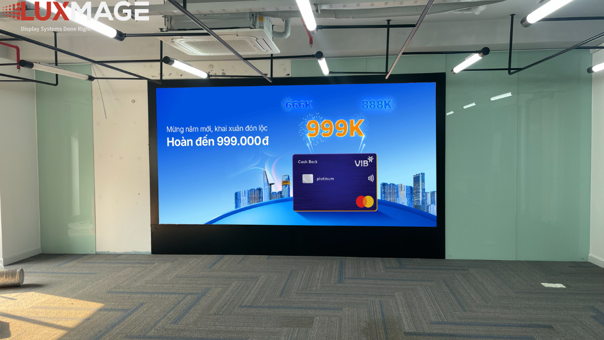 The meeting room, after the LED screen was installed, clearly displays the images and content.