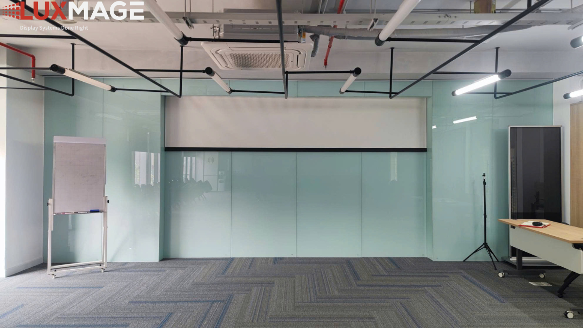 A corporate meeting room before the use of LED screens.