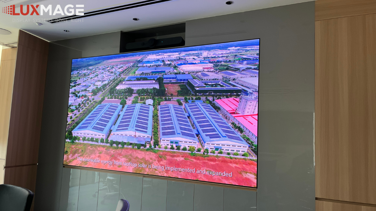 Góc nhìn thực tế từ phía bên của phòng họp, cho thấy khả năng hiển thị rõ nét của màn hình LED ngay cả khi quan sát từ góc lệch