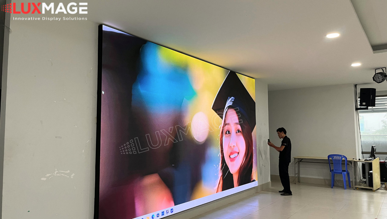 High brightness LED display, clear display even when the entire lighting system is on.
