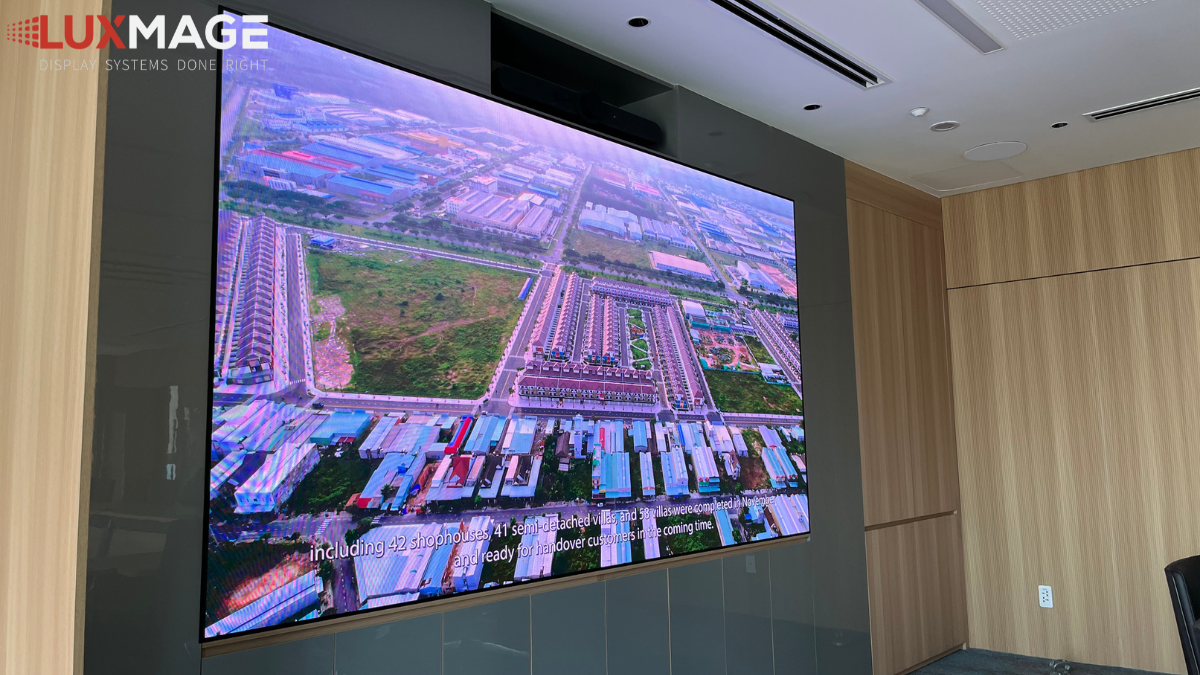 màn hình LED phòng họp hiển thị rõ nét góc nghiêng Saigon Marina IFC