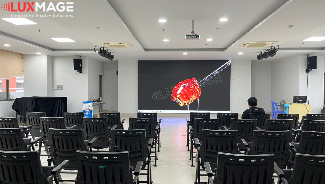 High brightness LED display, clear display even when the entire lighting system is on.
