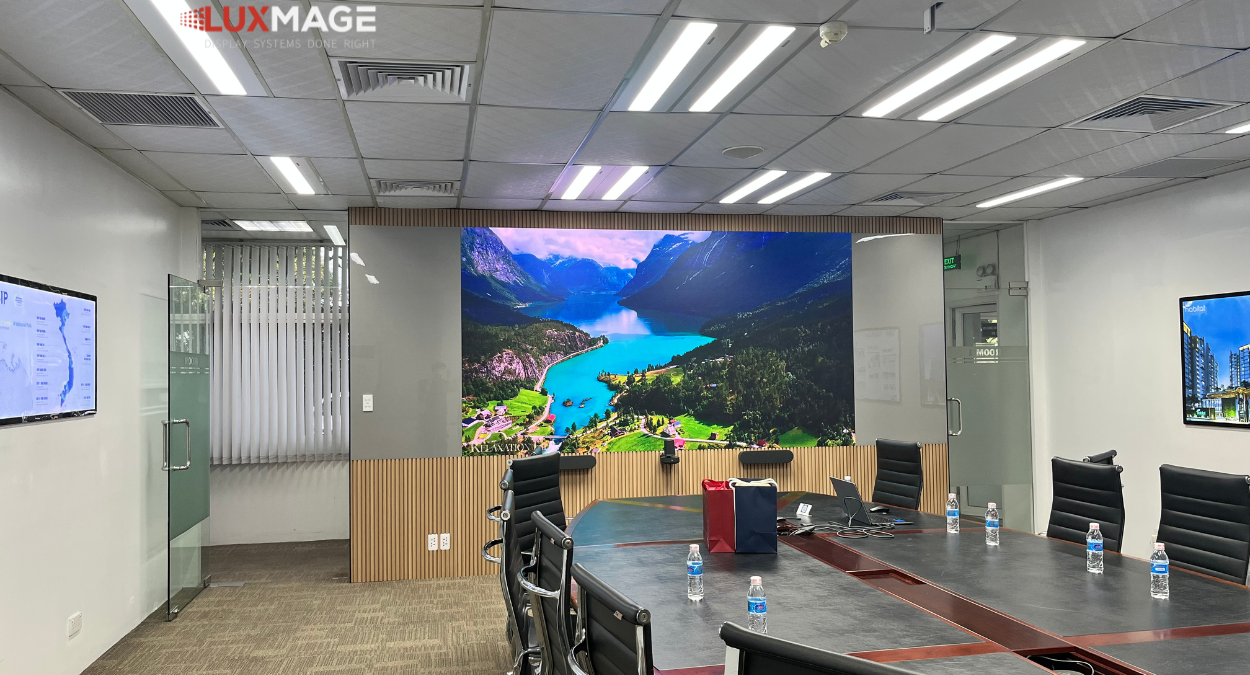 LED screens in meeting rooms create a professional and modern space, suitable for all types of businesses.