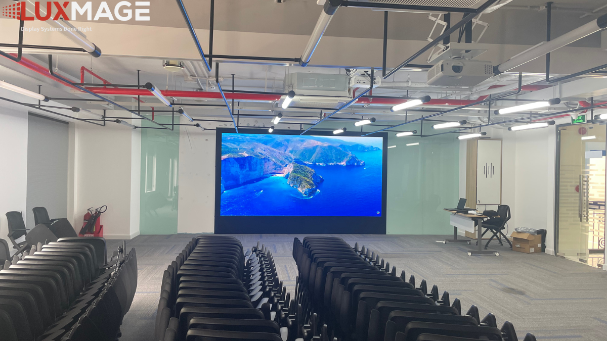 Traditional meeting rooms reveal many limitations as the size and frequency of meetings increase, driving the need to upgrade to digital display systems.