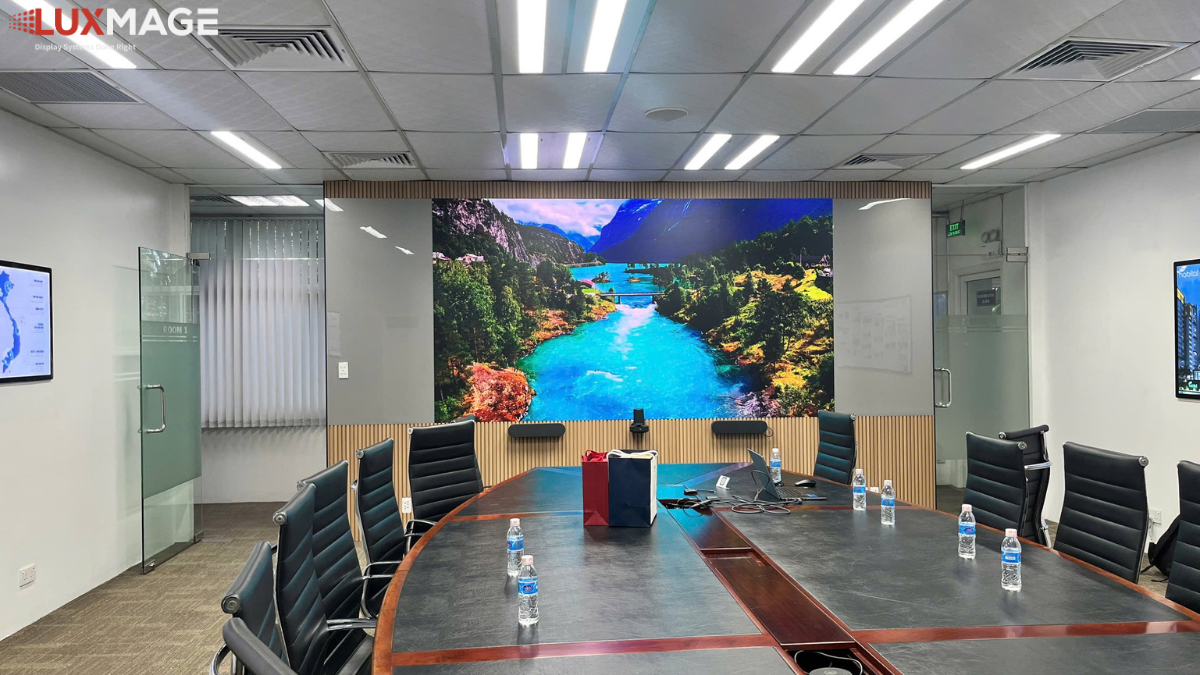 The digital meeting room at VSIP 1 features a modern and synchronized LED meeting room screen system.
