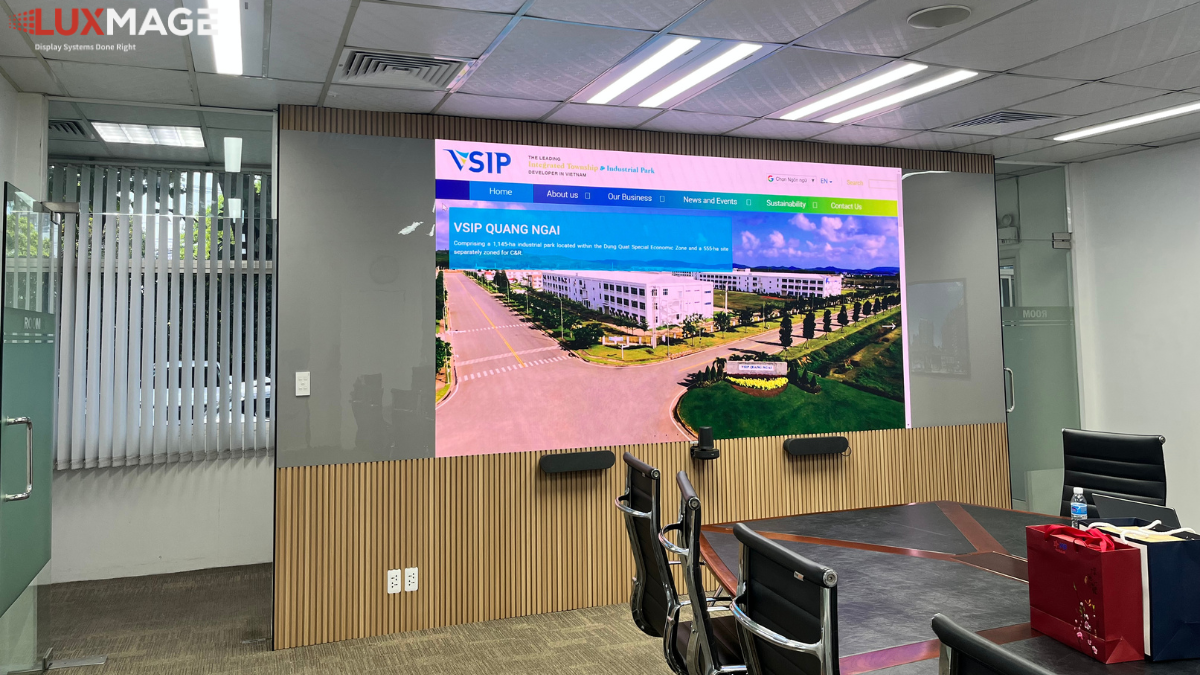The seamless display surface of the LED meeting room screen ensures sharp and consistent images.