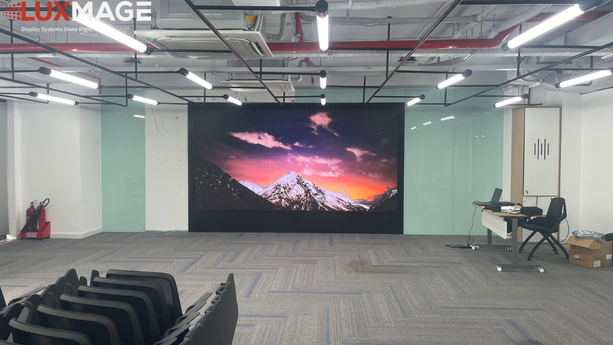 The meeting room, after the LED screen was installed, clearly displays the images and content.