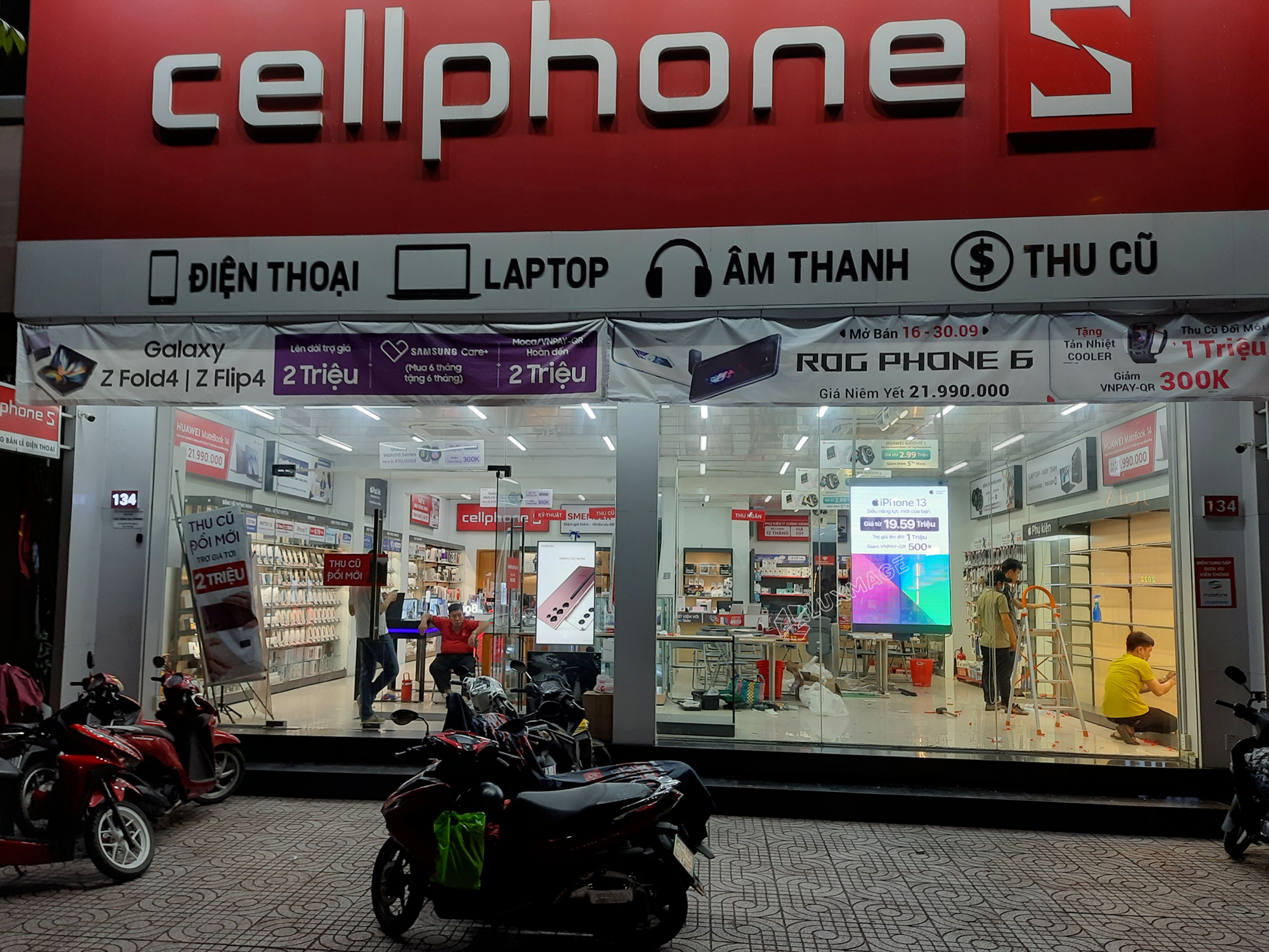 Cửa hàng CellphoneS sử dụng màn hình LED trong suốt Poster