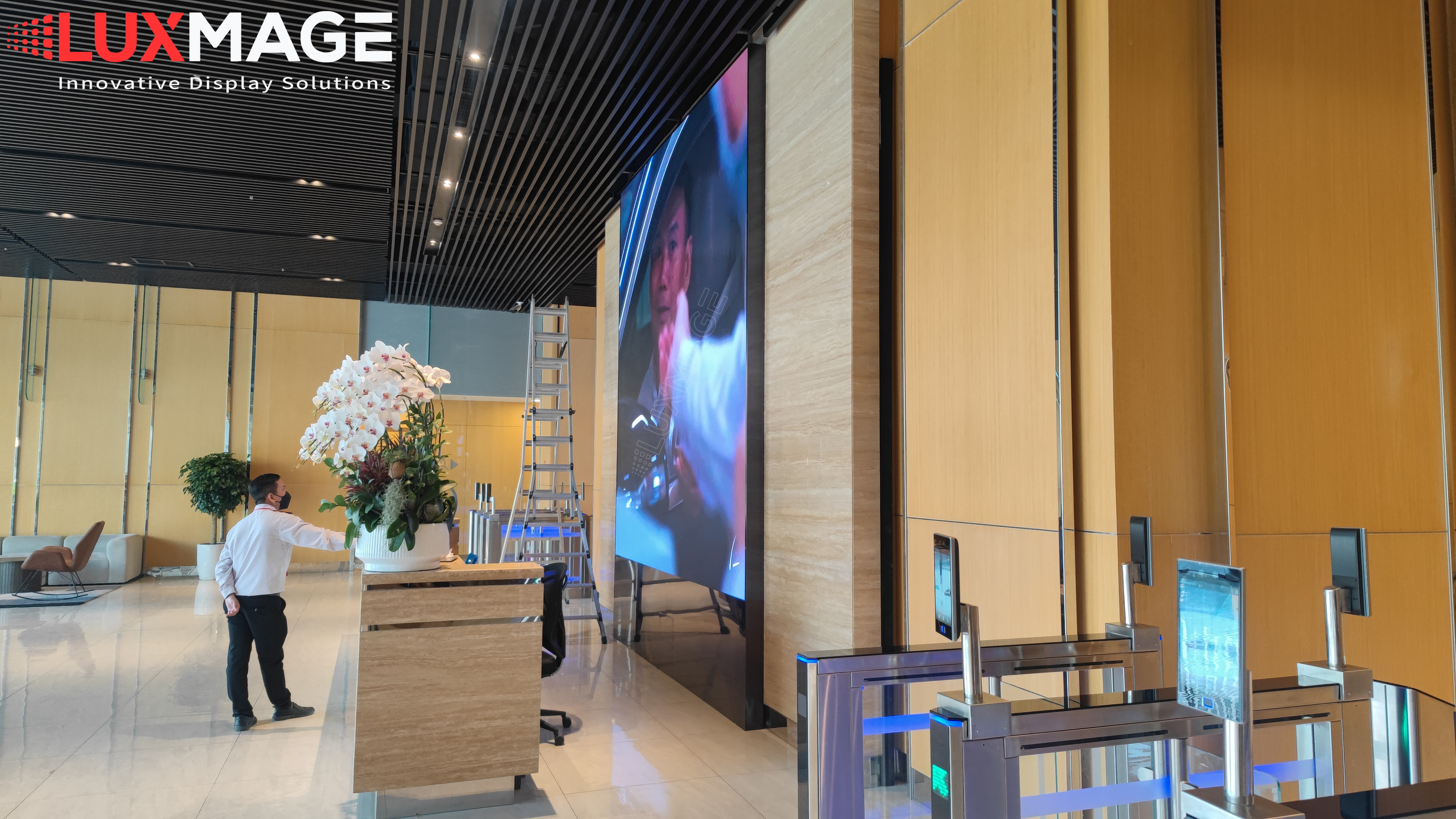 P1.53 indoor COB screen provides quality equivalent to 4K TV, no grain when standing close.