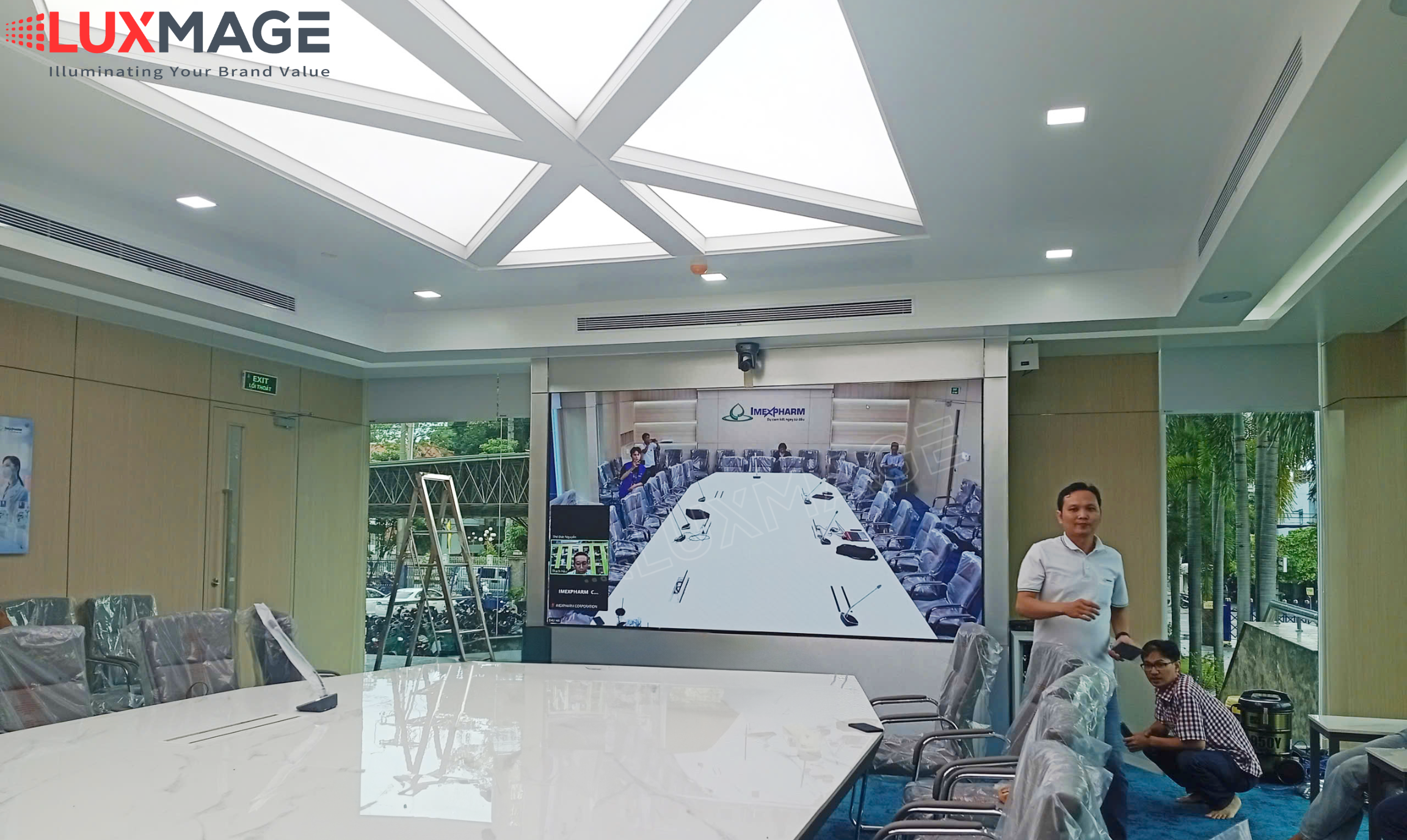 Panoramic view of office space in Dong Thap after installing COB P1.86 LED screen