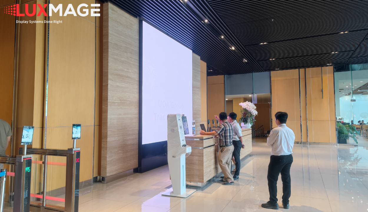 Màn hình LED COB lắp âm tường sảnh tòa nhà, đồng bộ kiến trúc và nội thất.
