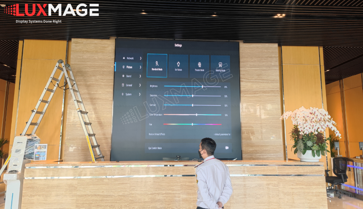 Hệ thống màn hình LED COB hiển thị nội dung tại sảnh tòa nhà, phù hợp không gian cao cấp.