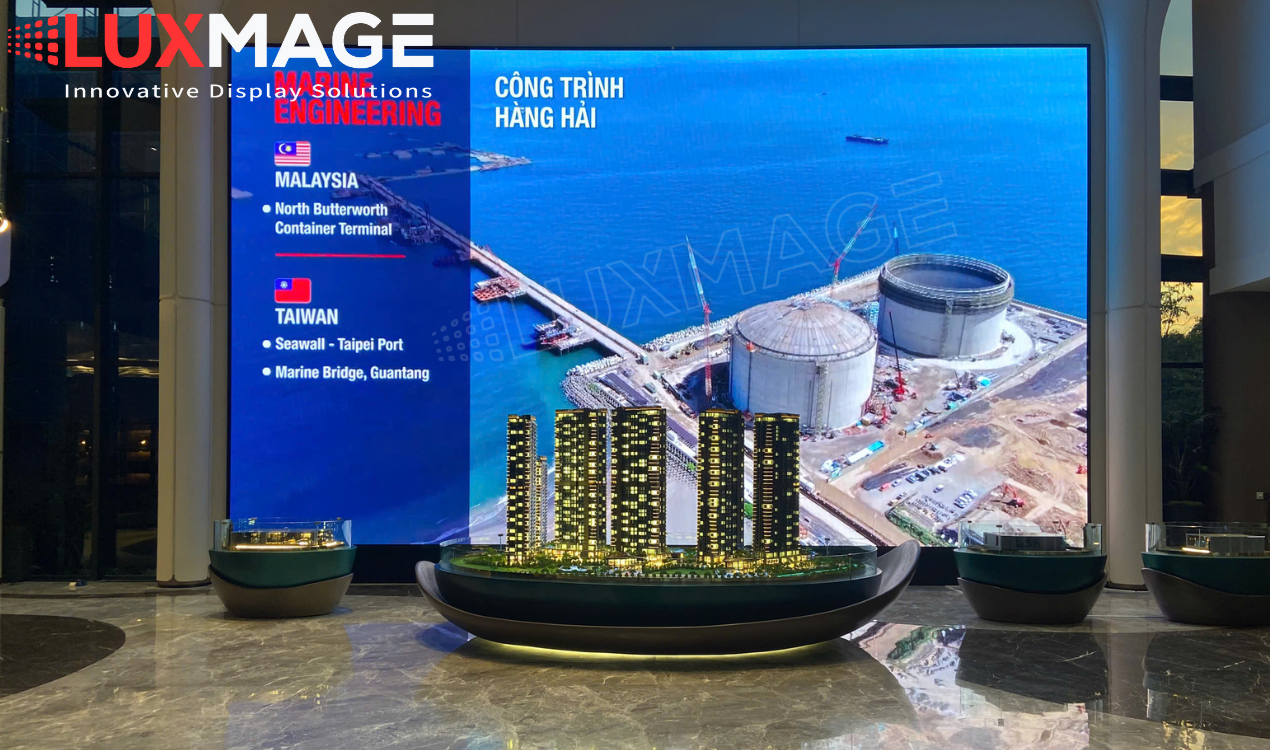 Màn hình LED hiển thị logo động tại sảnh lễ tân văn phòng hiện đại