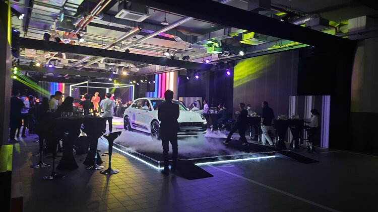 Màn hình led trong suốt Luxmage trong sự kiện ra mắt xe Porsche Macan 2022