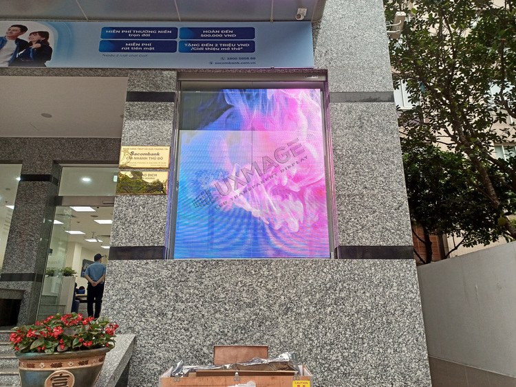 màn hình led trong suốt ngân hàng Sacombank