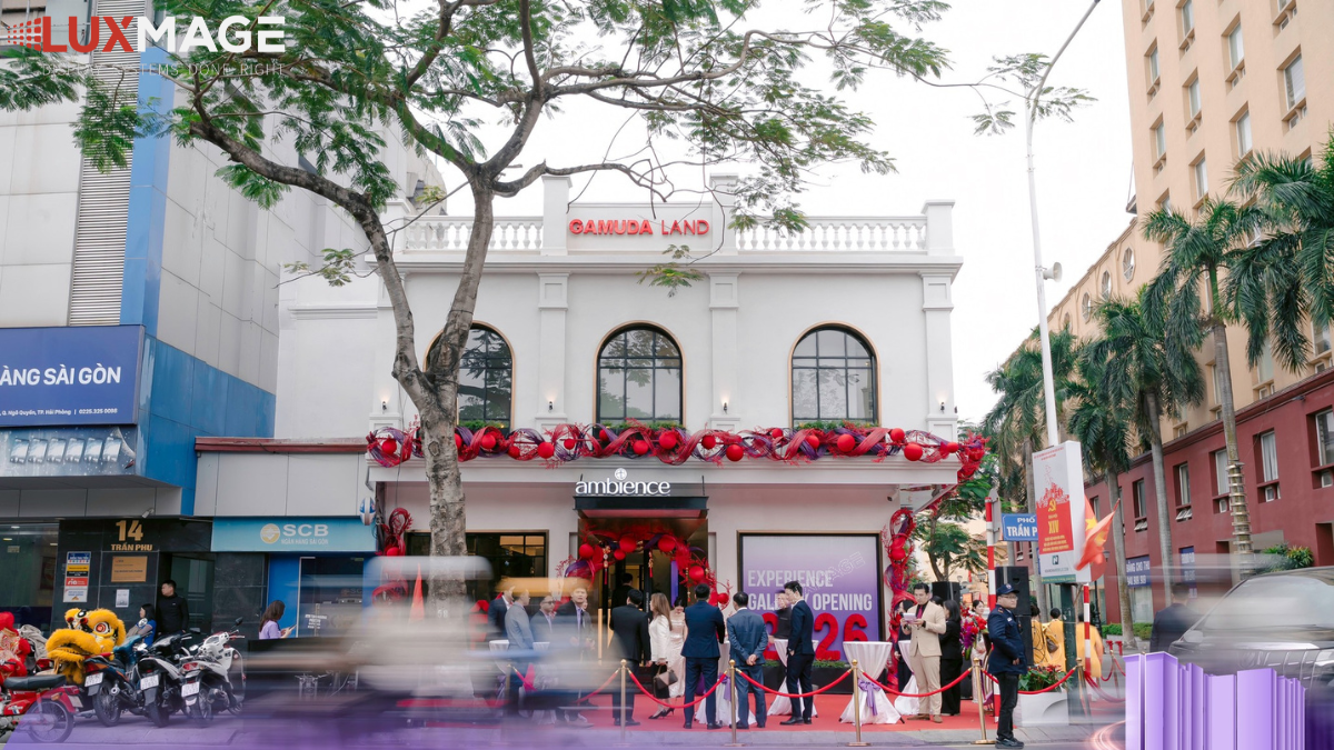 The P3.9 transparent LED screen with high brightness displays content clearly even in sunlight, effectively attracting customers from a distance.