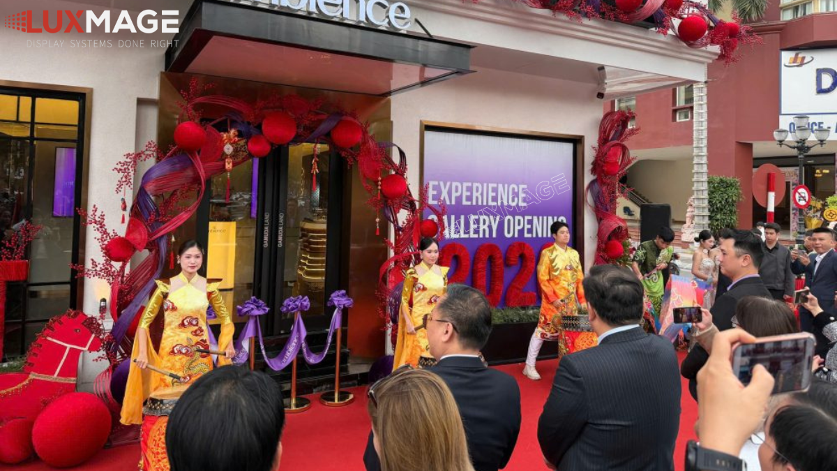 The P3.9 transparent LED screen with high brightness displays content clearly even in sunlight, effectively attracting customers from a distance.