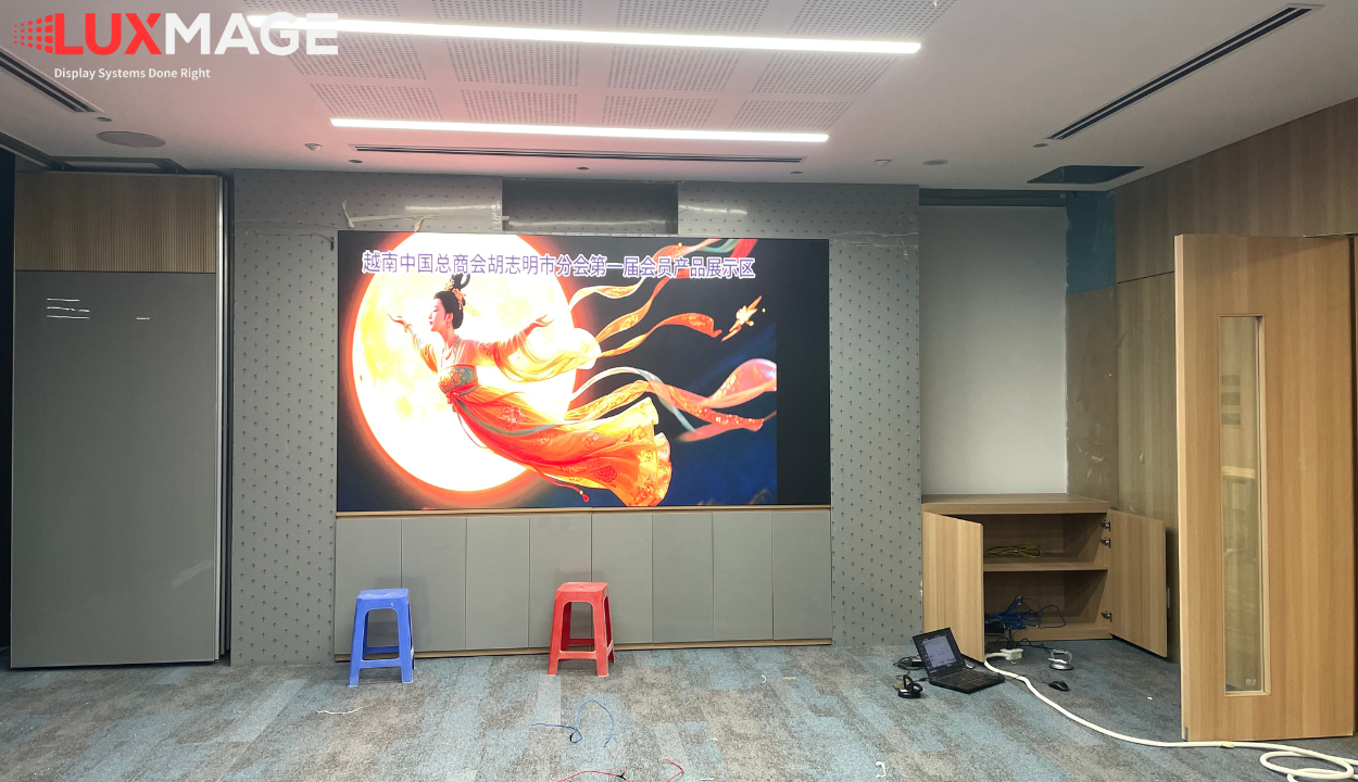 Indoor LED displays are a core display solution in enterprise digital showrooms.