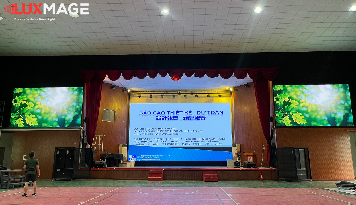 Indoor LED displays are a core display solution in enterprise digital showrooms.