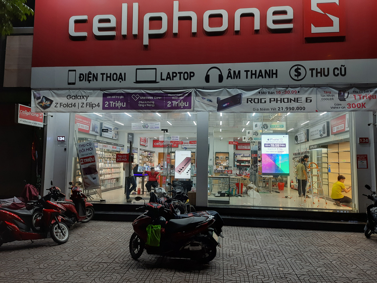 CELLPHONES USES TRANSPARENT LED ADVERTISING POSTERS FOR CHAIN STORES NATIONWIDE