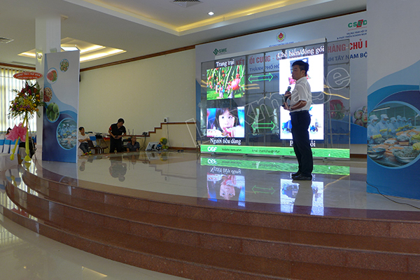 Transparent LED screens at conferences connect Tra Vinh Ministry of Industry and Trade key industries for supply and demand